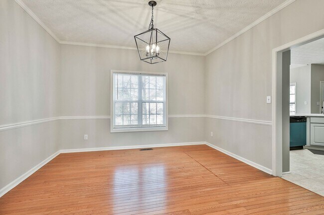 Building Photo - 4 Bed 2.5 bath in Fayette close to Everything!