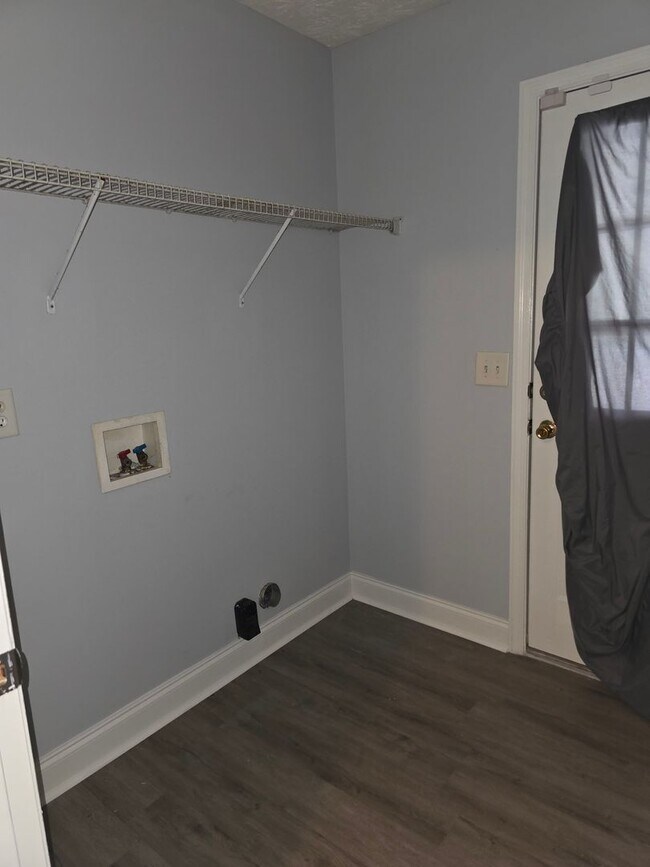 Building Photo - A Great Starter Home Just For YOU!