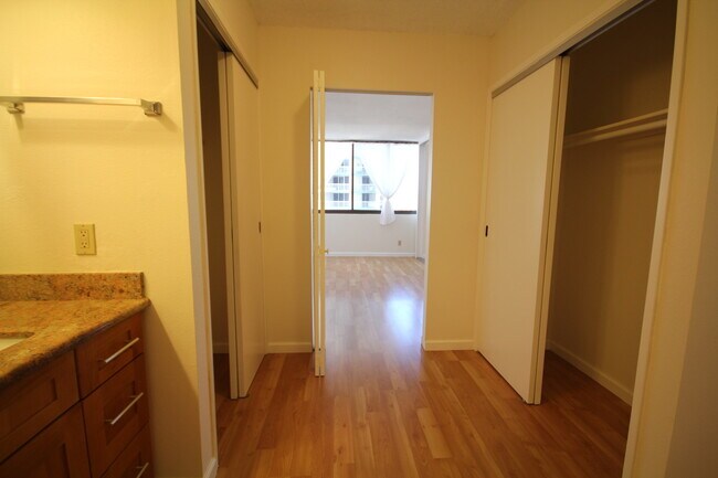Building Photo - Kukui Plaza - Ewa Tower -1 Bedroom, 1 Bathroom, 1 Parking !