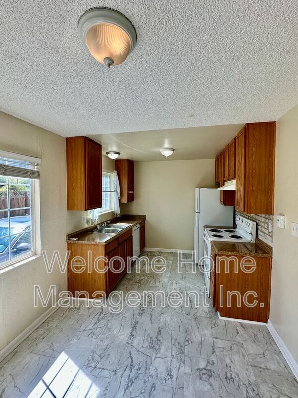 Building Photo - 2225 Hillsborough Ct