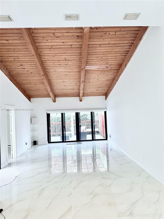 Building Photo - 2751 Parkview Dr S