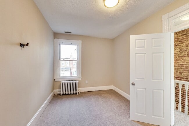 Building Photo - Spacious 3bd/2.5 bath updated townhome in ...