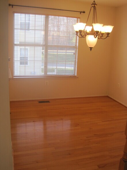 Building Photo - 2470 Ridgehampton Ct