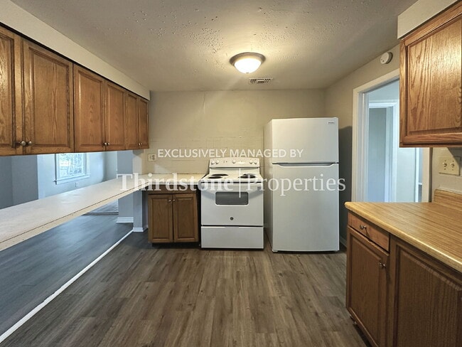 Building Photo - 6965 Lorain St