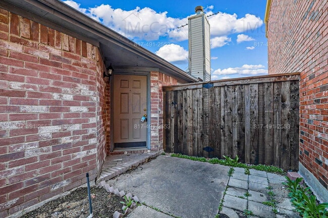 Building Photo - 2119 Amherst Dr