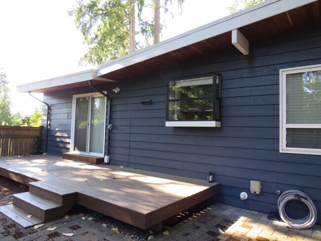 Building Photo - Bellevue Robinswood Mid Century 4bed/3bath Tri-Level $3800.00