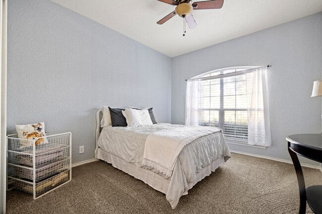 Building Photo - Single story home with study located in Miramar.