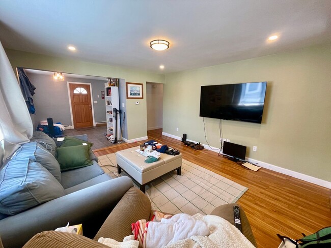 Building Photo - 1 Bedroom Condo for Rent $2,400