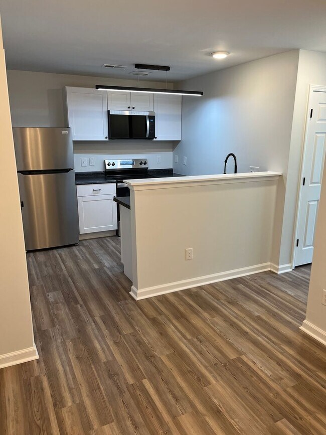 Building Photo - Refreshed 3 Bedroom End Unit Townhome near...