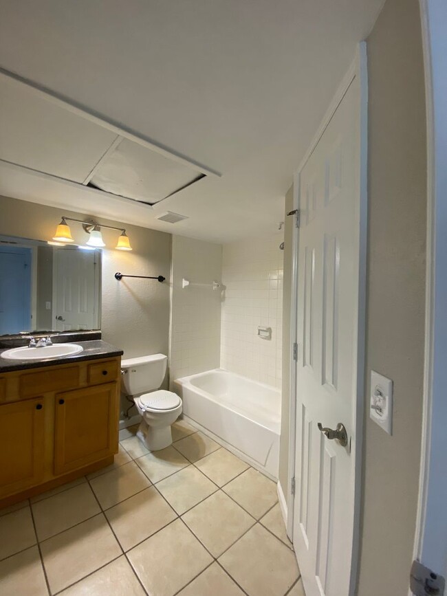 Building Photo - Charming 1 Bedroom Condo in the Heart of A...