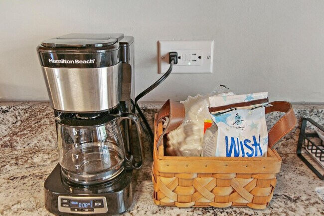 Building Photo - 915 W Pacific Ave