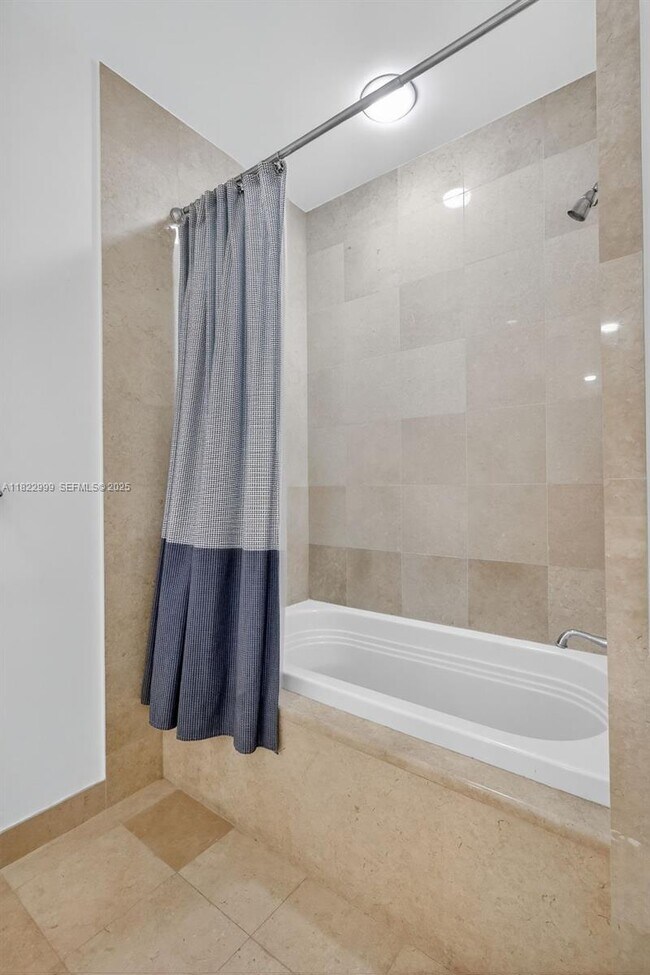 Building Photo - 20155 NE 38th Ct