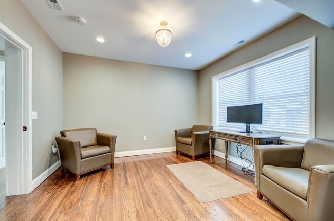 Building Photo - CONDO ON THE HILL 3 BED 1 BATH - Hardwood ...