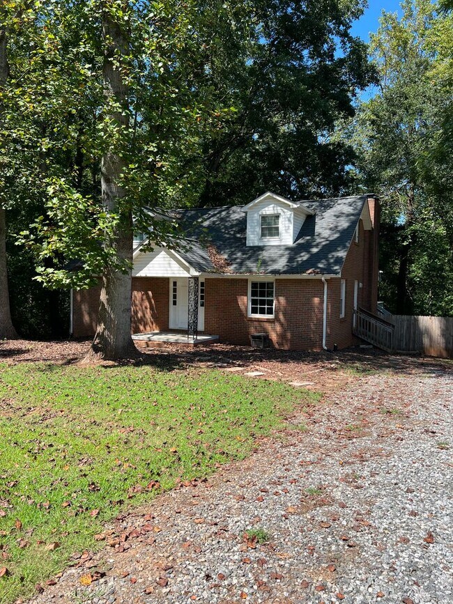 Building Photo - 3 Bedrooms, 2 Bath Home for Rent