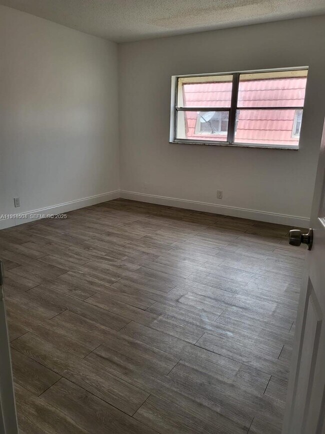 Building Photo - 2554 NW 52nd Ave