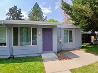 Building Photo - Cozy Condo in NE Bend!