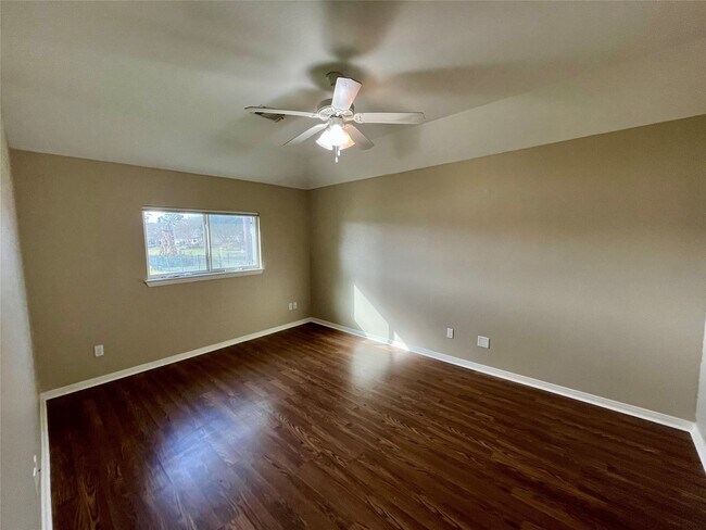 Building Photo - 9311 E Lakeside Dr