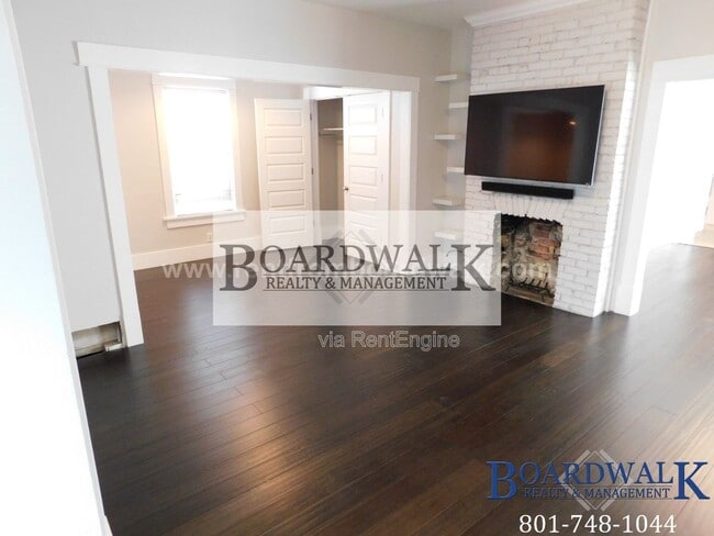 Building Photo - 657 Warnock Ave