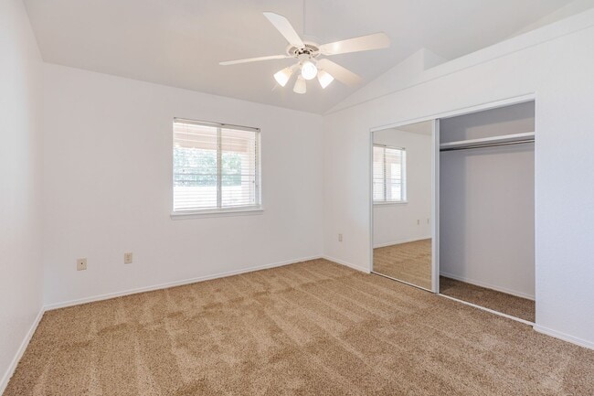 Building Photo - 3 Bedroom 2 Bath Home