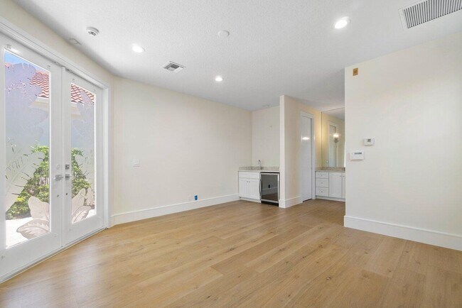 Building Photo - 1128 Crystal Dr