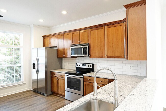 Building Photo - Updated End-Unit Townhome in Crozet