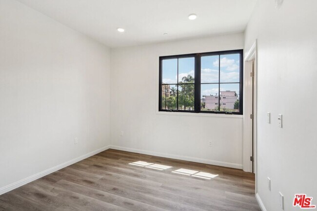 Building Photo - 951 S Wilton Pl