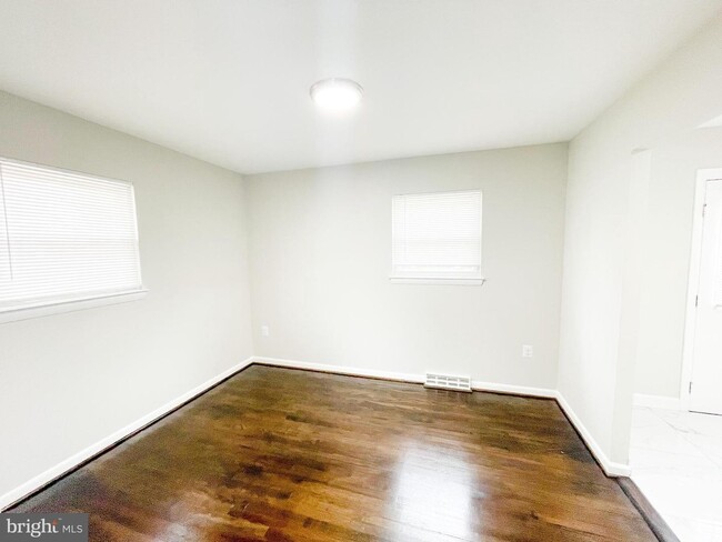 Building Photo - 610 Suffolk Ave