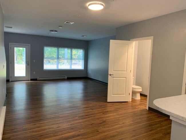 Building Photo - 37 E Ridge Dr