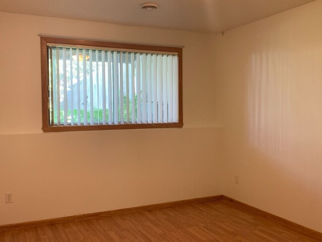 Building Photo - 3 Bedroom Twinhome