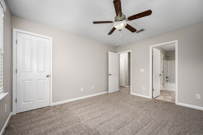 Building Photo - Luxury Townhome at the Boulevard