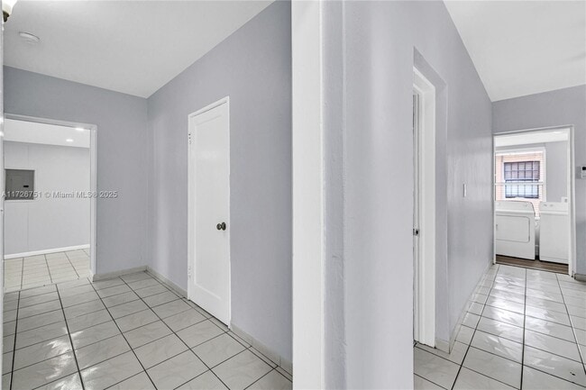 Building Photo - 319 NE 171 St