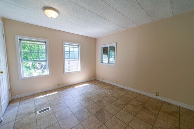 Building Photo - 368 N Rd