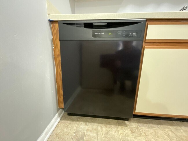 Building Photo - 3830 Country Club Rd