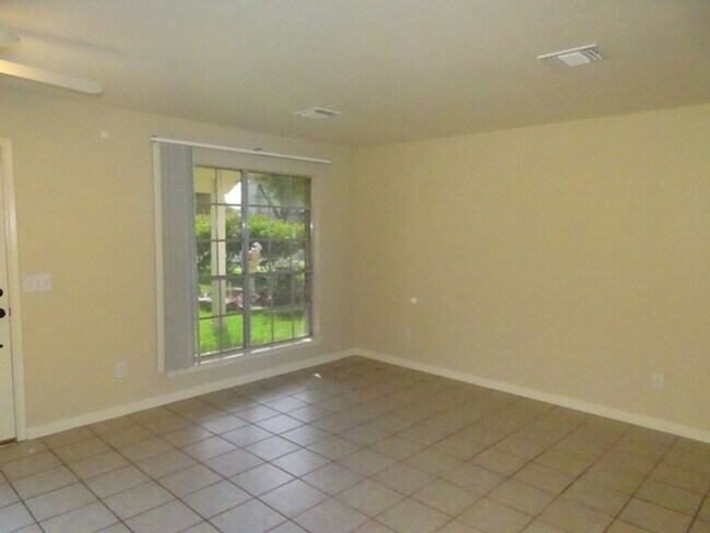 Building Photo - 5907 Deer Lake Dr