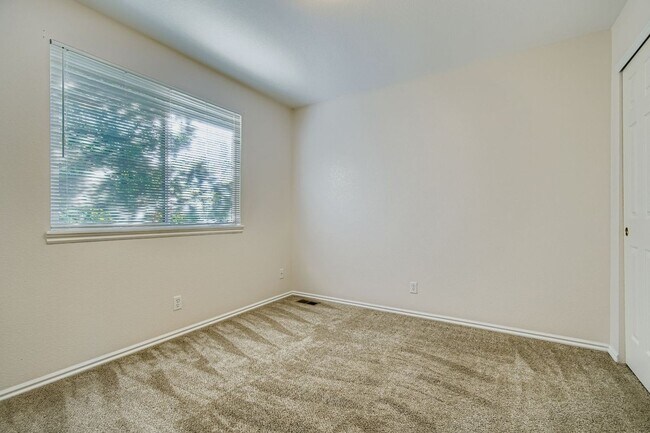 Building Photo - Bright & Spacious 3-Bedroom Home in Fox Run