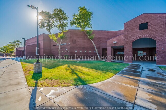 Building Photo - Beautiful split floorplan in a great neigh...