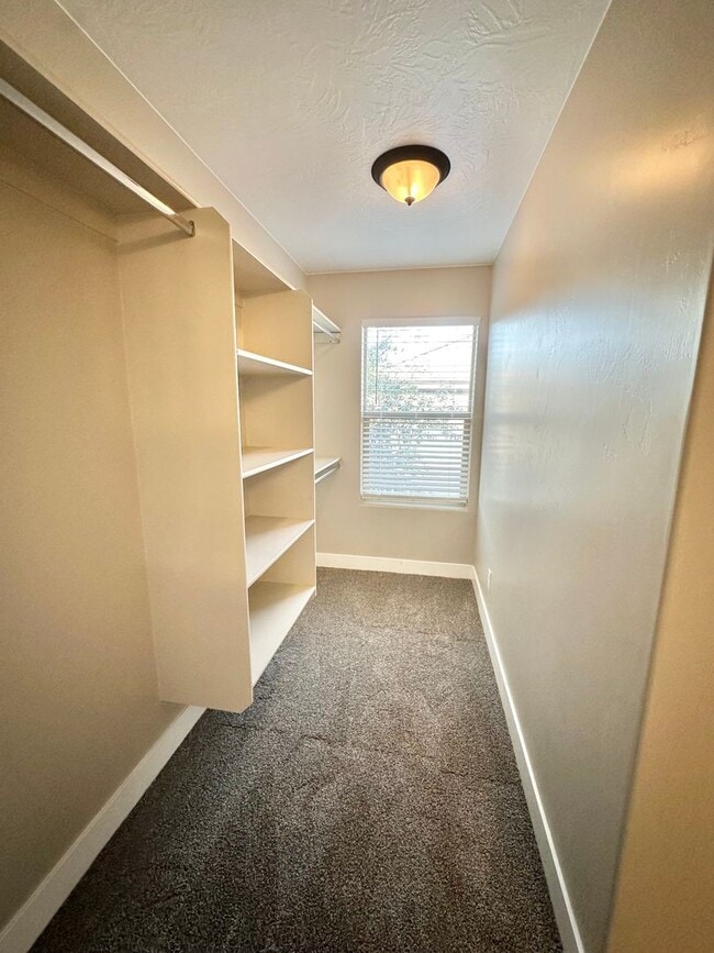 Building Photo - Desert Hills Gem!