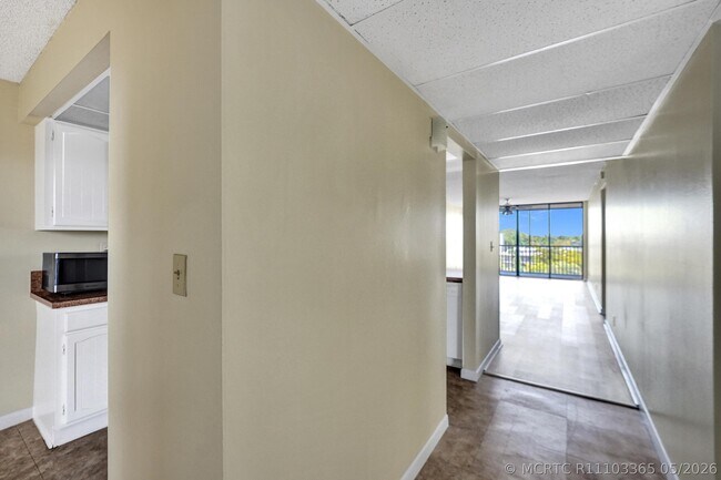 Building Photo - 12 Royal Palm Way