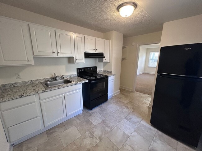 Building Photo - Great central Greensboro location with a detached 2 car garage space! Near UNCG