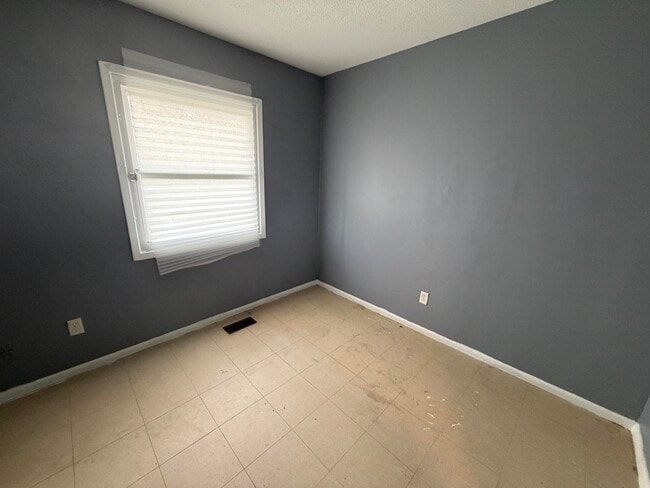 Building Photo - 1003 Shasta-