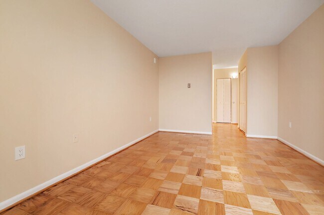 Building Photo - Spacious, and Sunlit 1 BD/1 BA Condo w/Reserved Garage Parking and Utilities Included in Chevy Ch...