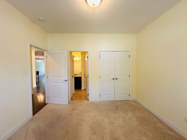 Building Photo - Sun-Drenched Corner Lot Condo – 2 Bedrooms + Office Near Middlebrook Pike