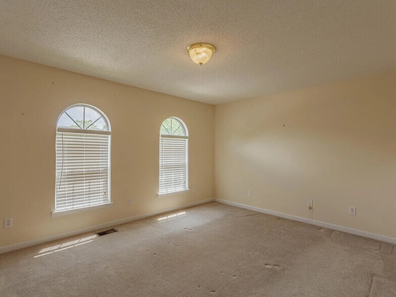 Building Photo - 1701 W Oak Dr