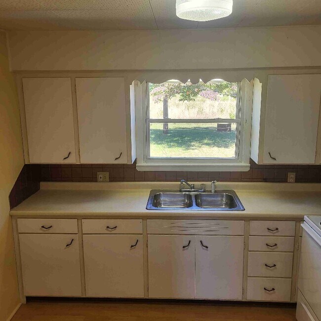 Building Photo - 3035 Hill Rd