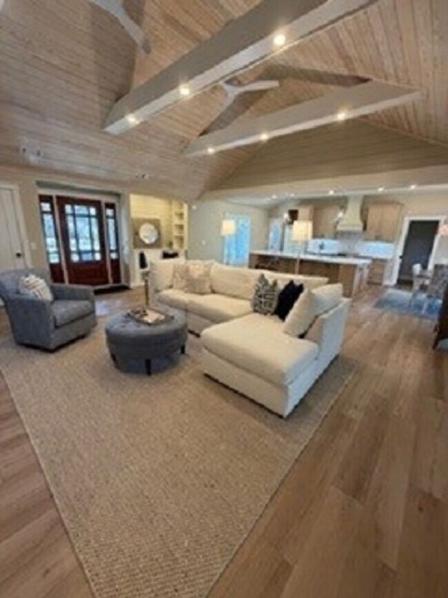 Building Photo - Lovely Remodeled Home In Hilton Head Plantation