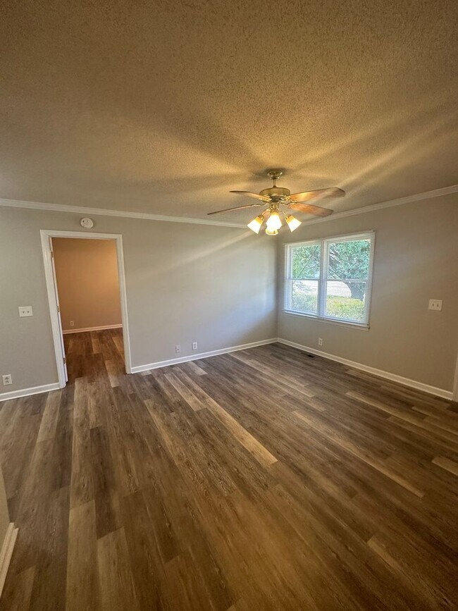 Building Photo - Roommate-Friendly Home Near MTSU | Private Baths for Every Bedroom + Fenced Yard