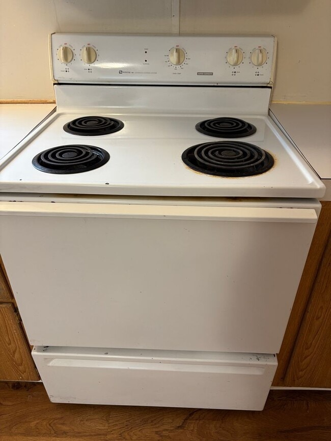 Building Photo - Spacious three bedroom, two bath singlewid...
