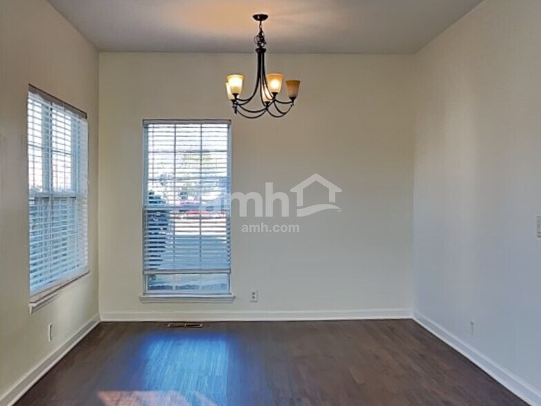 Building Photo - 2805 River Bend Dr