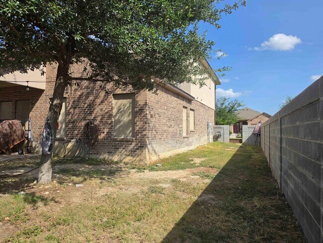 Building Photo - 302 Date Palm Dr