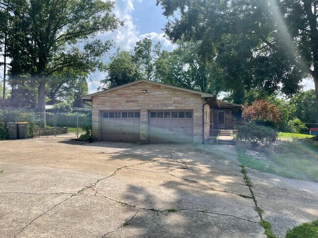 Building Photo - 200 E Glendora Dr